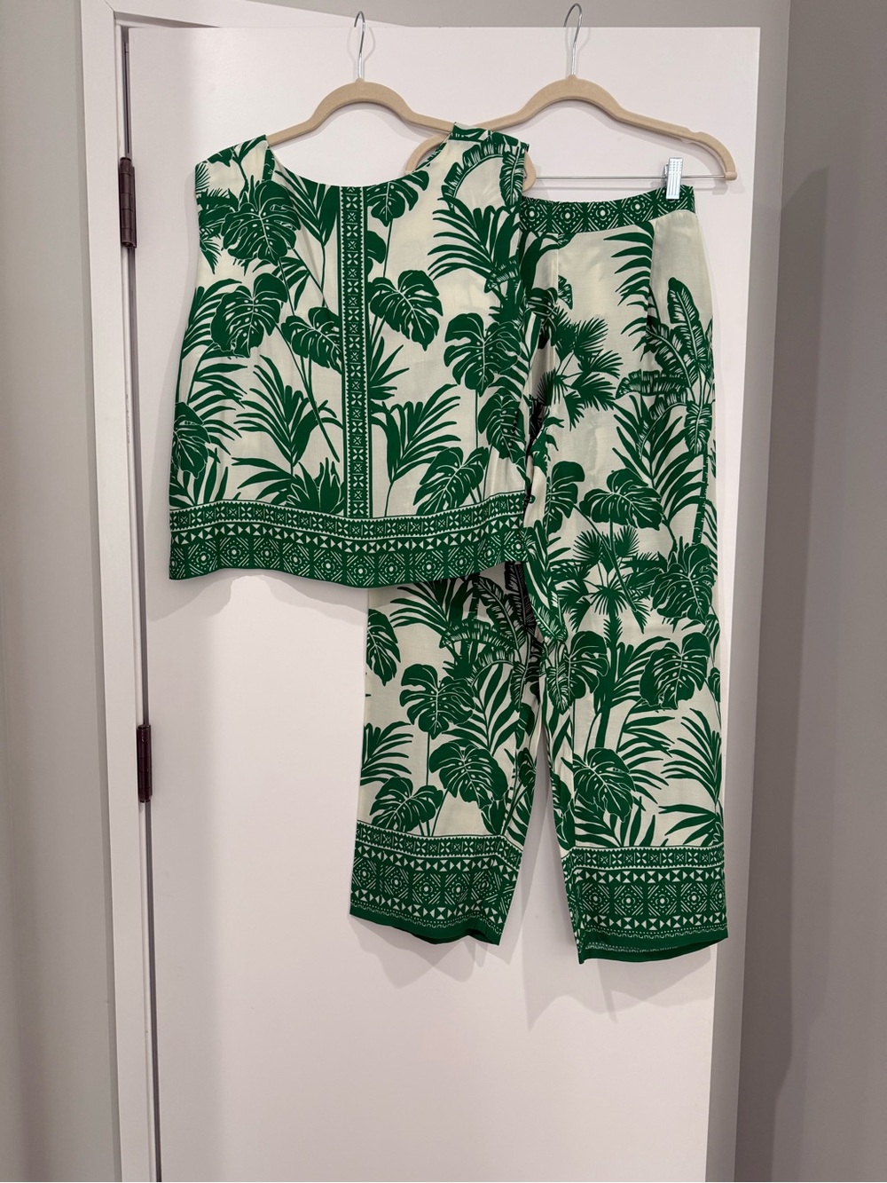 Velvet by Graham and Spencer tropical palm set, L